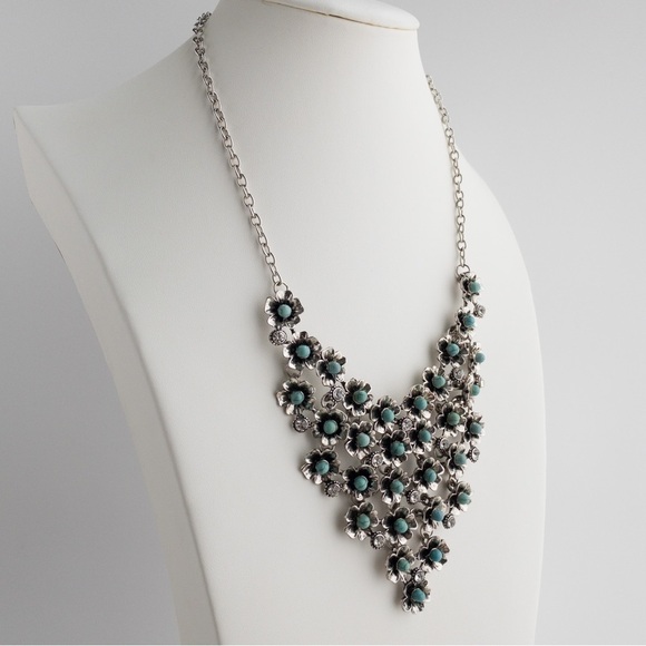 Green Dyed Howlite Stone Pendant Bib Necklace Floral Ornate Design Silver Tone - Picture 3 of 13